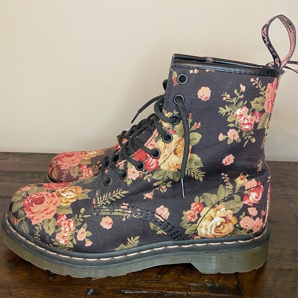 Dr. Martens Victorian Flowers Floral Canvas Boots Docs 11821 Black Pink Size 9 - Picture 1 of 11